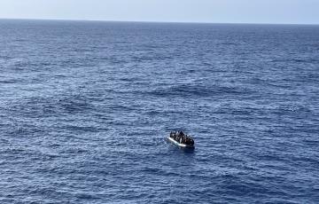 Embarcación neumática localizada y rescatada por Salvamento Marítimo.