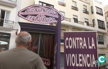 Un hombre participando en la campaña "Bienvenidos a la explotación". 