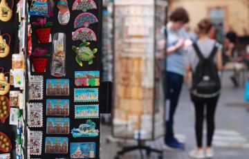 Cruceristas junto a una tienda de recuerdos en el centro de la ciudad