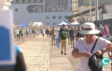 Turistas en su llegada a la capital gaditana a bordo de cruceros. 