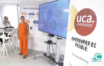 La egresada de la UCA Laura Rubiales presenta su estudio "El emprendimiento femenino en Cádiz".