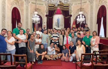 Foto de familia en el salón de plenos del Ayuntamiento de Cádiz. 