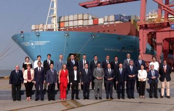 El presidente de la Junta de Andalucía, Juanma Moreno; el consejero de Política Industrial y Energía, Jorge Paradela; y el presidente de la Autoridad Portuaria de la Bahía de Algeciras (APBA), Gerardo Landaluce, en el puerto de Ningbo