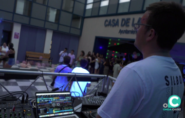 Un DJ ameniza el baile de la cita nocturna