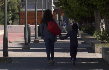 Una madre acompaña a su hijo al colegio en Cádiz