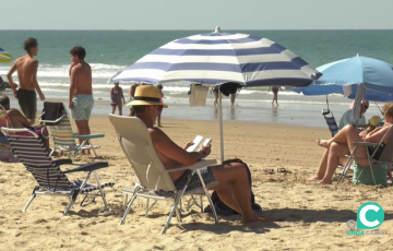 Un hombre disfruta de su lectura en la playa Victoria