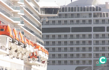 Los vistosos navios de pasajeros que han llegado a la ciudad en la mañana de este jueves