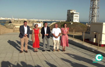 El alcalde y autoridades durante la apertura del Castillo de San Sebastián el pasado mes de agosto