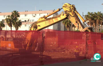 Maquinaria en el solar donde se levantarán las nuevas construcciones en la avenida Marconi