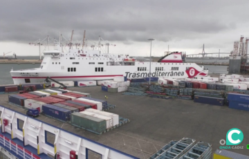 Descarga de contenedores en el muelle gaditano 