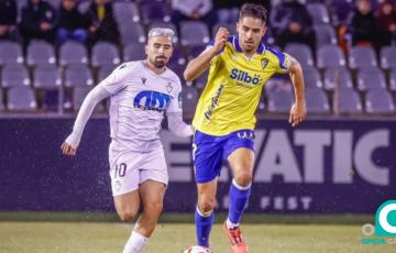 Sobrino en una pugna con Adri Paz (Foto: Real Jaén CF)