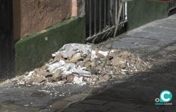 Algunas fachadas de la capital sufrieron desprendimiento de cascotes como ésta en la calle Antonio Abad.