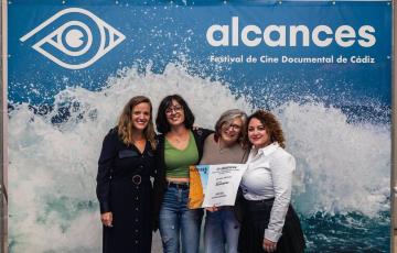 Ganadoras del primer Premio del certamen DocuExprés junto a la concejal Maite González.