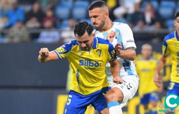 Chust y Dioni en una disputa del encuentro (Foto: Cádiz CF)