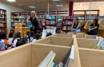 Imagen de la visita de los más pequeños al centro bibliotecario de extramuros.