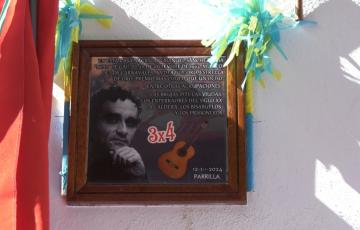 El Noly descubre la placa en su honor con el reconocimiento de su barrio.