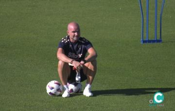 Paco López durante una sesión de entrenamiento en la Ciudad Deportiva Bahía de Cádiz