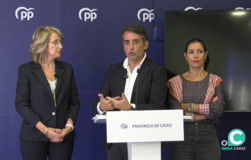 Los parlamentarios andaluces del PP por la provincia de Cádiz, Antonio Saldaña y Auxiliadora Izquierdo, en rueda de prensa. 