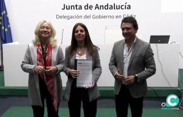 La delegada de la Junta en Cádiz, Mercedes Colombo, entrega resoluciones del programa 'Andalucía Activa'.