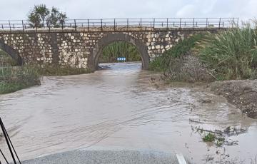 Imagen de la balsa de agua en la carretera de Las Mesas en Jerez.