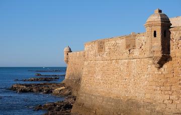 Imagen de la fortaleza en las aguas de La Caleta