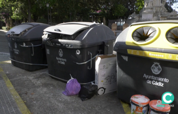 Contenedores de basura en la ciudad de Cádiz. 