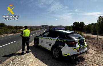 Agente de la Guardia Civil en una carretera de la provincia en una imagen de archivo