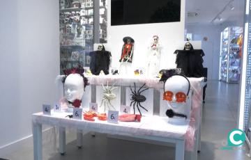 Decoración en los comercios gaditanos con motivo de Halloween. 