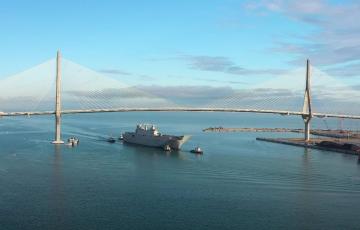 El portaeronaves de la armada cruzando por el Puente de la Constitución de Cádiz