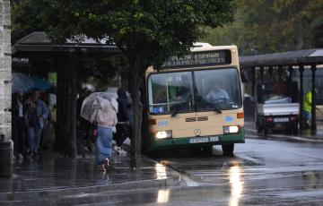 Transeúntes bajo sus paraguas durante las intensas precipitaciones en la capital gaditana