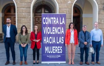 Participantes en el minuto de silencio esta mañana en Cadiz