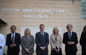 Un momento del minuto de silencio en el Hospital Universitario Clínico San Cecilio de Granada