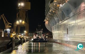 Maniobra de salida del buque Oasis of the Seas. Imagen de Antonio Sánchez. 