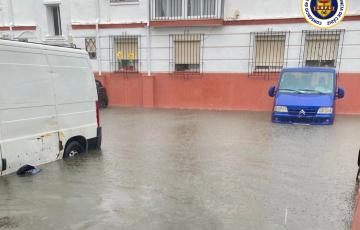 El estado que presenta uno de los patios de la barriada Bazán, en San Fernando.