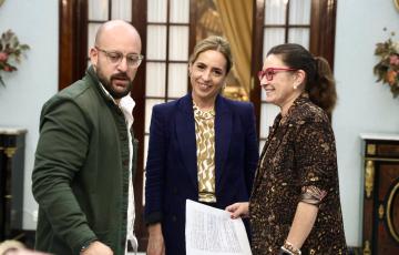 La presidenta de la Diputación de Cádiz, Almudena Martínez, junto a Germán Beardo, diputado provincial del Área de Planificación, Coordinación y Desarrollo Estratégico, y Ana Moreno, diputada y teniente de alcalde en Barbate. 