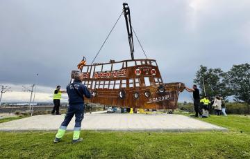 Estructura en honor al 'Vaporcito' de El Puerto en una de las rotondas de Valdelagrana