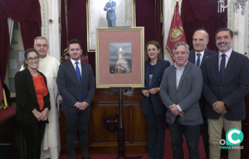 Autoridades e invitados posan con la creación fotográfica en el Salón de Plenos