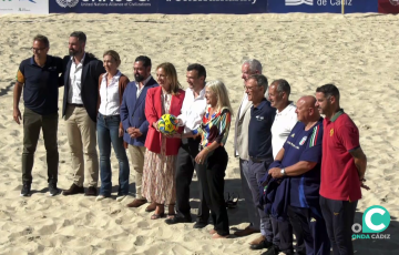 Autoridades y protagonistas en el acto de presentación en el escenario del torneo