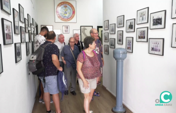 Visitantes en una de las salas de fotografías históricas del edificio