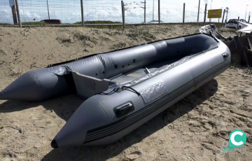 Detalle de la embarcación que arribó a la playa gaditana durante la pasada madrugada