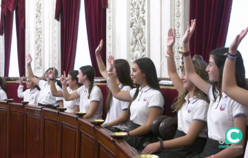 La participación de las jóvenes visitantes marcó la simpática cita en el Salón de Plenos