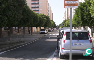 Imagen de vehiculos estacionados en una de las calles de la barriada de extramuros