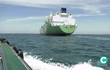 Un buque de contenedores navega por la Bahía de Cádiz