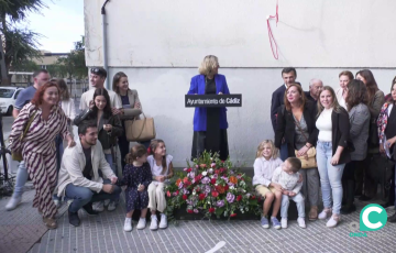 Familiares de la homenajeada en un momento del acto