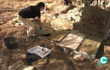 Un operario trabaja en el antiguo cementerio de Cádiz en una imagen de archivo