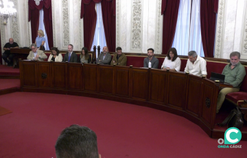 Concejales del grupo de la oposición durante la celebración de un pleno en el Ayuntamiento