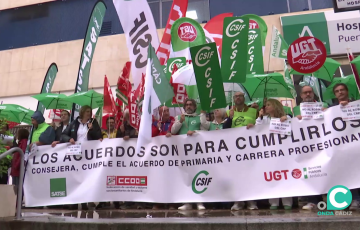 Un momento de la concentración a la entrada del centro Puerta del Mar de la capital gadirana