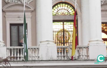 Banderas a media asta esta mañana en la plaza San Juan de Dios