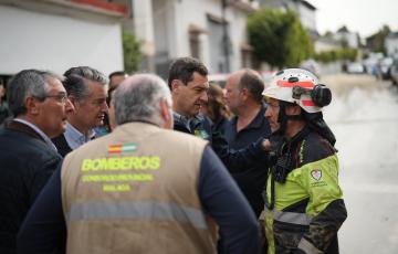 El presidente de la Junta, Juan Manuel Moreno, en su visita al municipio malagueño de Benamargosa.