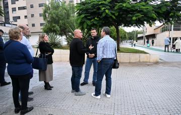 Algunos miembros del equipo de Gobierno con los representantes de la Asociación de Vecinos María Auxiliadora.